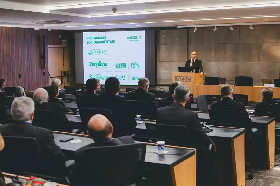 Alcaplás apresenta o Programa Tampinhas do Bem à FIESC e impulsiona a economia circular em Santa Catarina